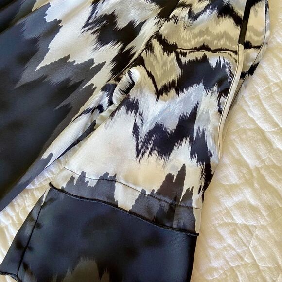 Glam 3/4 Sleeve Black and White Fluid Patterned Dress Size S. - Picture 11 of 12